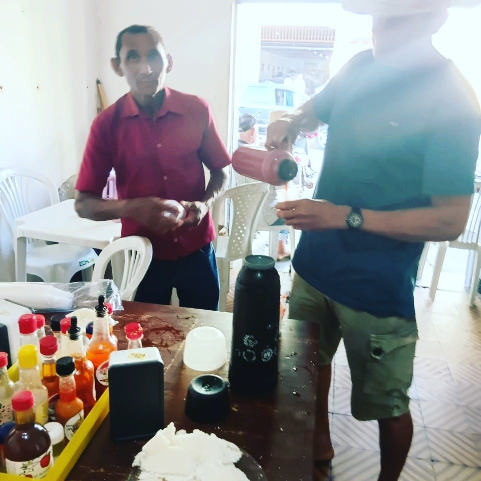 Voluntários servindo café durante o Café Solidário.