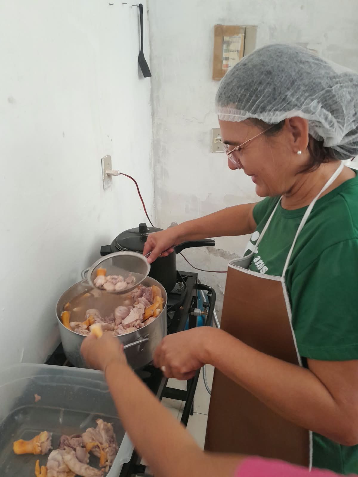 Preparo das refeições no fogão industrial da Cozinha Ludetana.