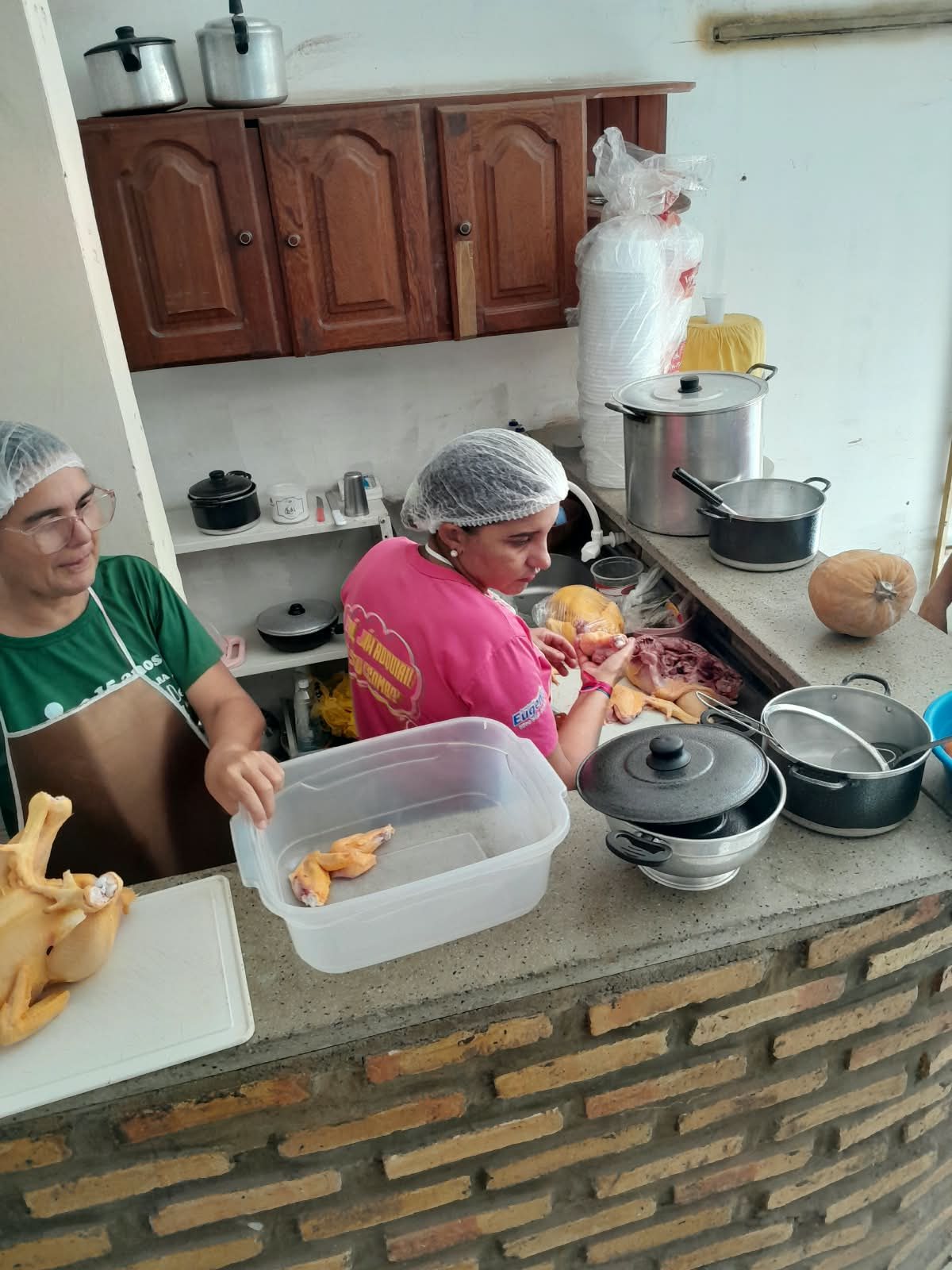 Voluntárias organizando os ingredientes do dia na Cozinha Ludetana.